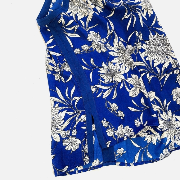 Collective Concepts Floral Print Top Medium Blue and White NWT - Picture 3 of 5